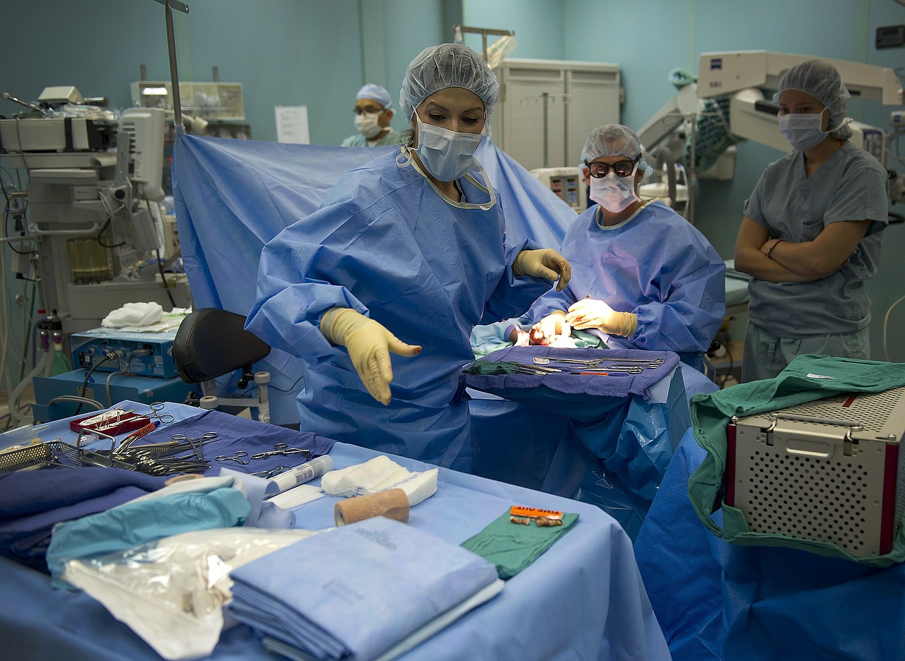 Врачи хирурги за работой во время операции