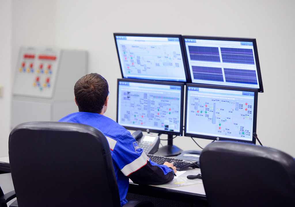 Диспетчер нефтеперерабатывающего производства составляет и анализирует результаты оперативного планирования, которое формируется в виде производственных заданий подразделениям завода