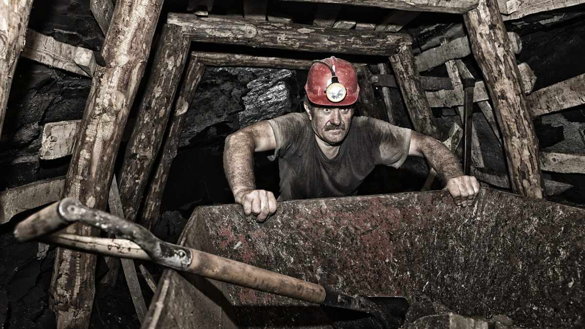 Чтобы спуститься в шахту, надо обладать смелостью, хорошей физической подготовкой, смелостью